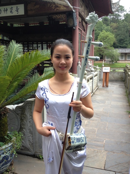 Jingdezheng - Mädchen mit Porzellan-Instrument